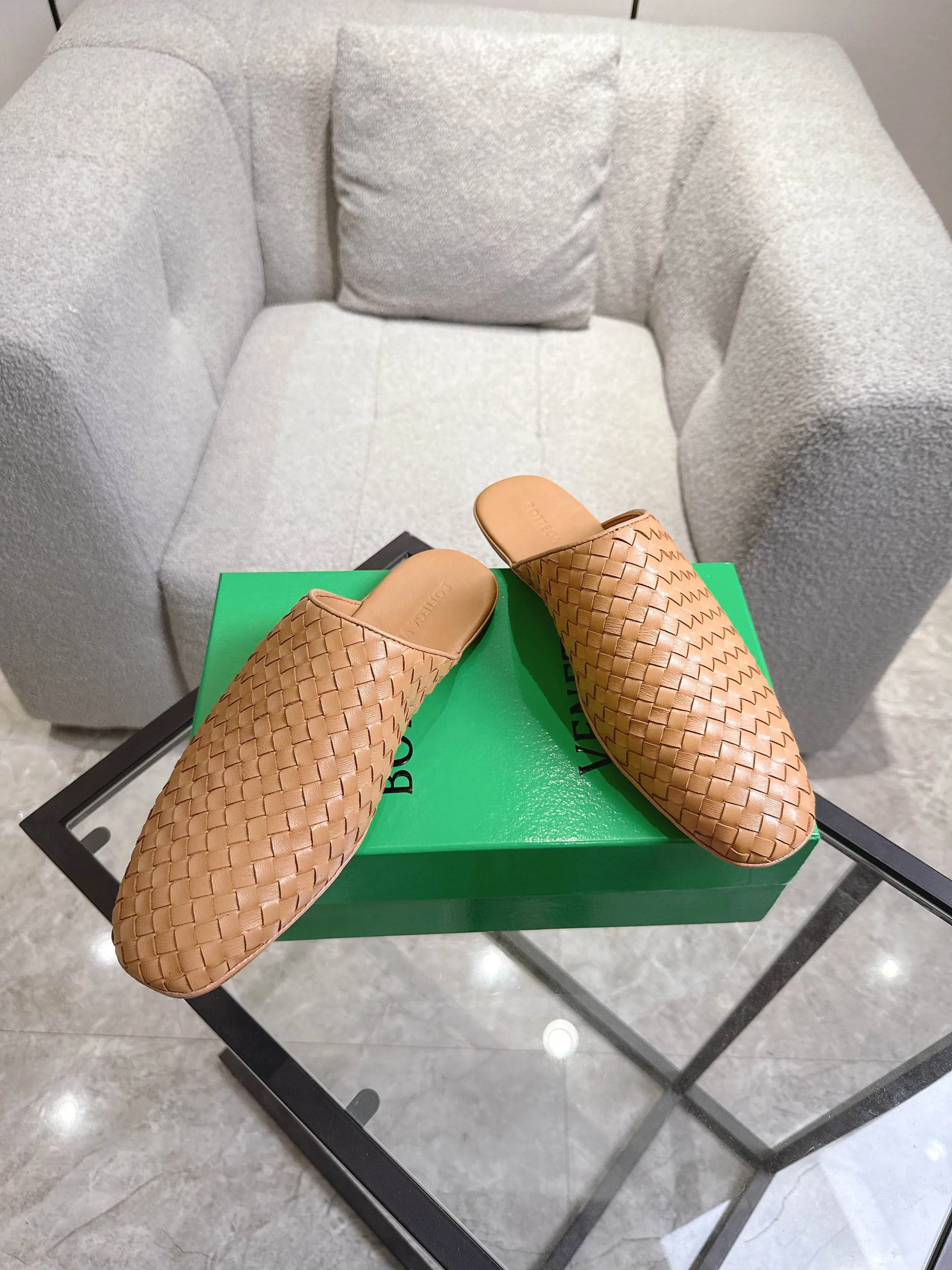 [BV] Top P: 720💰Size for couples: 35-44 (40.41 for women, 38 for men, 45.46.47, custom-made and non-returnable) Bottega Veneta 2025 Autumn counter synchronized genuine leather outsole classic woven half-drag couple model Bottega Veneta square-toe flat shoes, imported mixed sheepskin, imported sheep! Leather outsole! [Rose][Rose]! Purely hand-woven and operated, the original board is reproduced one-to-one! quality assurance!